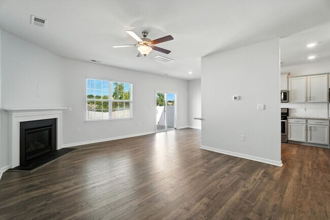 Building Photo - Stunning home, Move-in Ready!