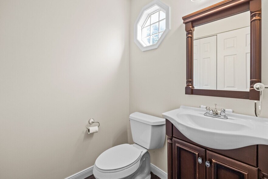 Powder Room - 51 Portsmouth Ct