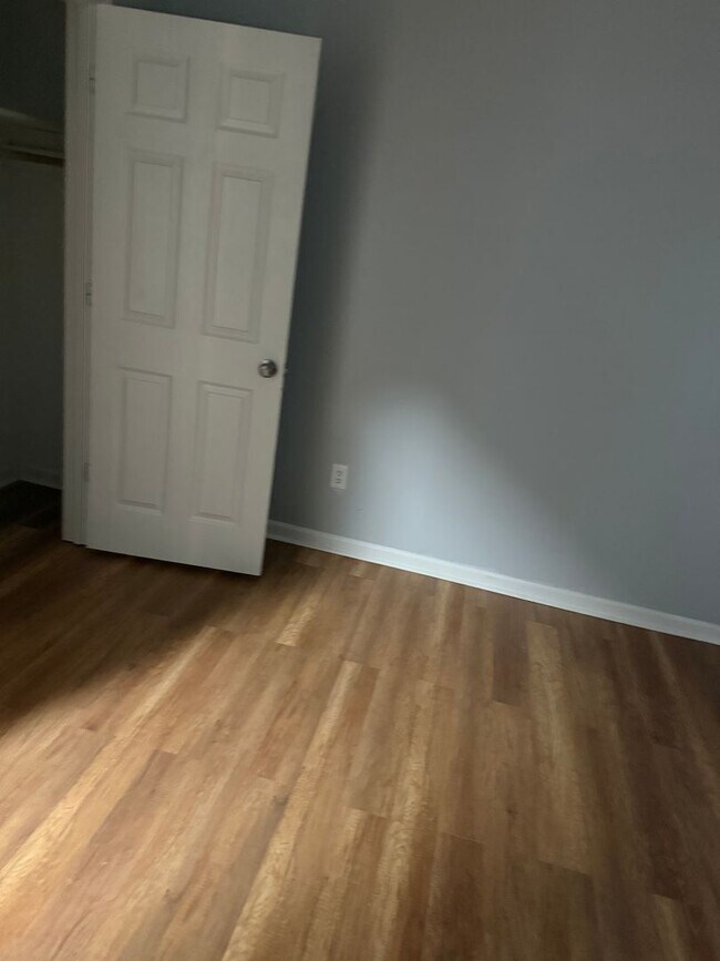 Building Photo - UPDATED 3 bedroom