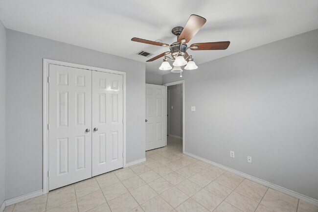 Building Photo - "Chic Urban Living: Spacious 2-Bed, 2-Bath Townhouse in Houston's Heart!"