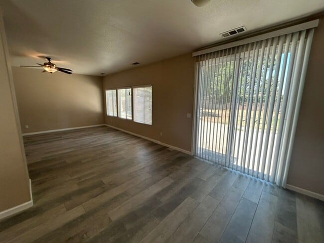 Building Photo - 3 Bedroom 2 Bathroom Home in SW Visalia! Close to Shopping and Restaurants!