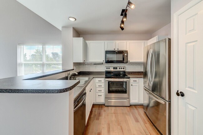 Building Photo - Gorgeous Updated 3 Bed 3 Bath Home Garage