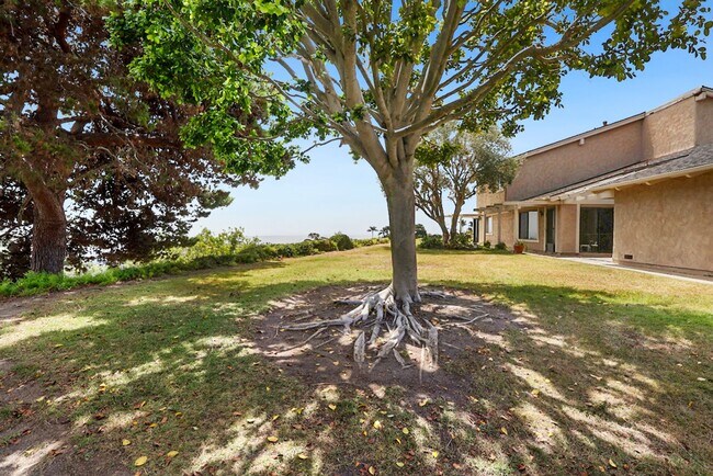 Building Photo - Beautiful Ocean & Golfcourse View!