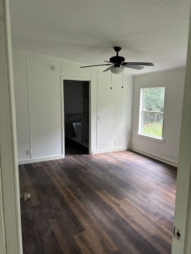 Building Photo - Newly remodeled 3 bed 2 bath with patio