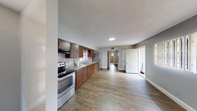 Building Photo - 3BR/1BA HOUSE - Riverview Area  **HALF OFF...