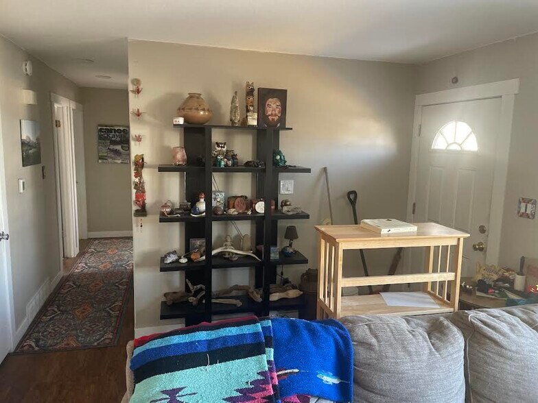 Building Photo - 1925 W Plum St