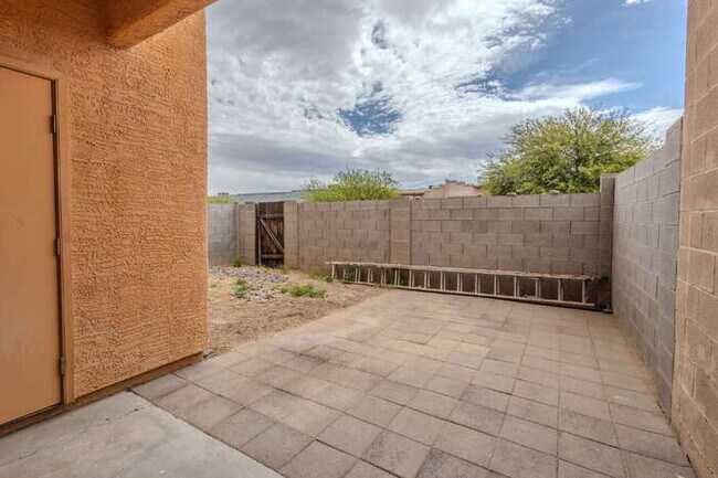 Building Photo - $500.00 MOVE-IN CREDIT TOWARDS FIRST MONTH RENT!!!!!!!! Beautiful Santa Rita Townhome in Sahuarita!!
