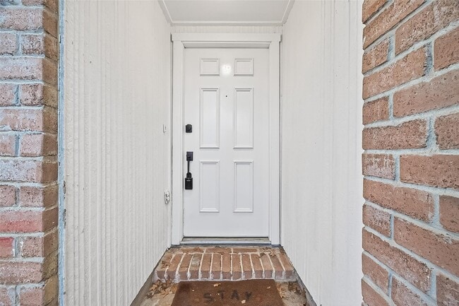 Building Photo - 16235 La Terra Dr