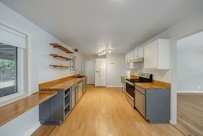 Building Photo - Charming 3-Bedroom Home Near CMU with Bonus Room