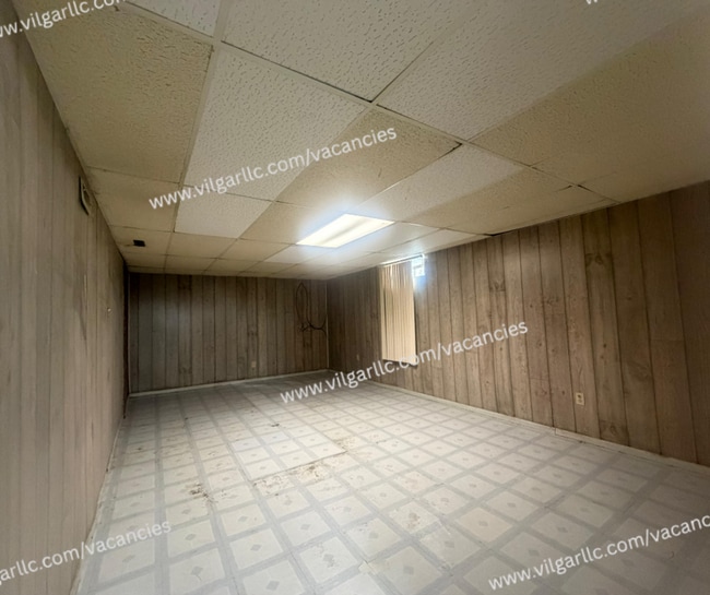 Building Photo - For Rent - Spacious 3 Bed/2 Bath Home