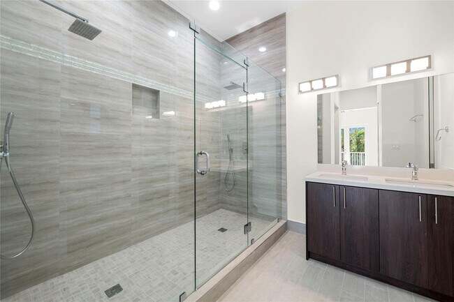 Building Photo - 1432 SW 4th Ave