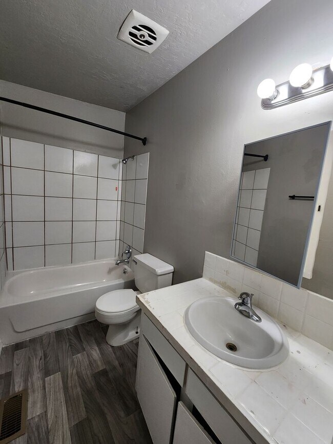 Building Photo - Weg3650 (4Plex)