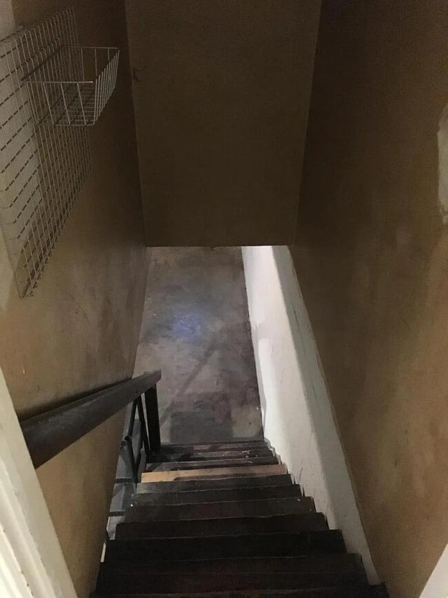 Building Photo - 5655 Winthrop Ave