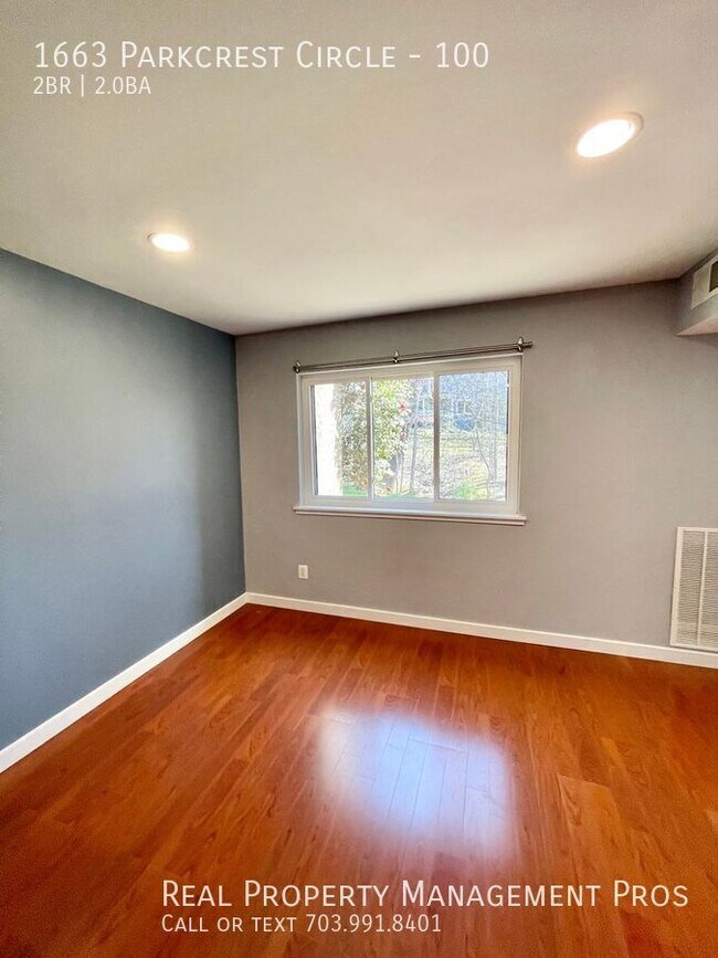 Building Photo - 1663 Parkcrest Cir