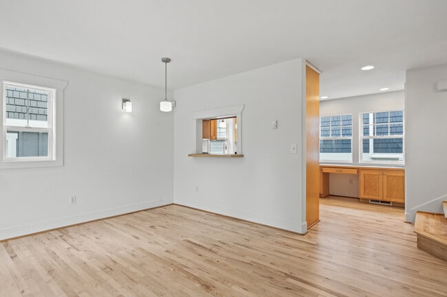 Building Photo - 910 N 74th St