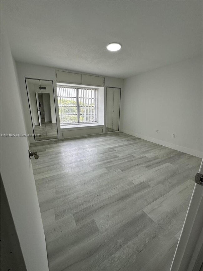 Building Photo - 4174 Inverrary Dr