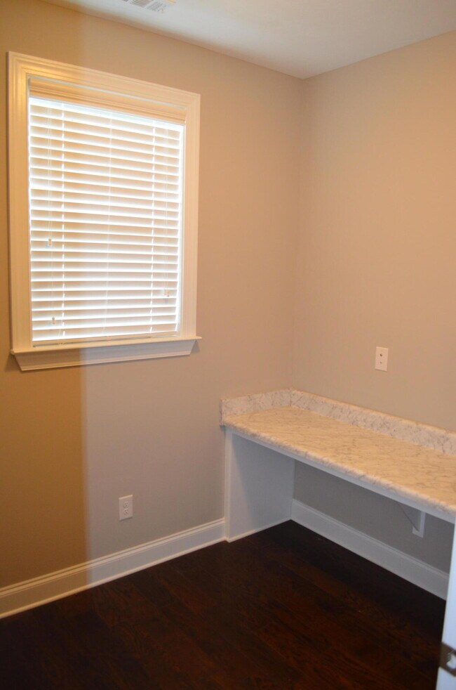 Building Photo - 1715 Davenport Dr