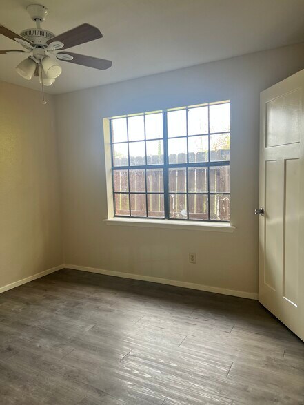 Building Photo - 440 Red Rose St