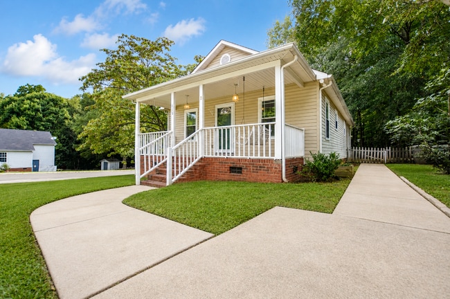 Building Photo - Fort Mill 2-bedroom, 1-bath rental home with a fenced backyard and solar panels | $1,895/month