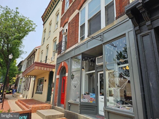 Building Photo - 334 N Market St