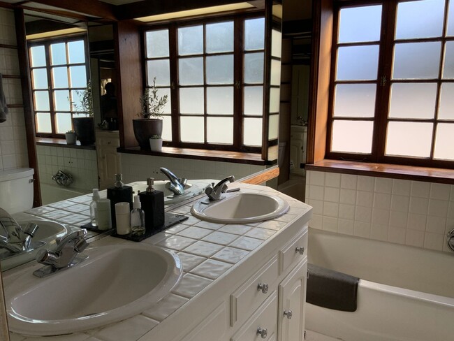 Building Photo - Beautiful single family home in Upper Holl...