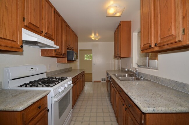 Building Photo - Incredible Tam Valley Home Available July 1st