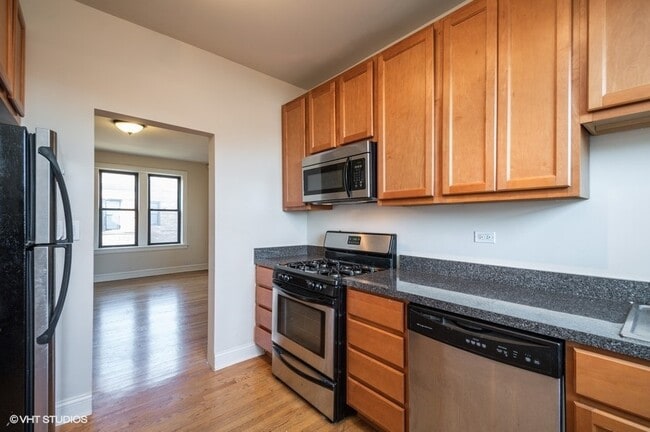 Building Photo - 3513 N Racine Ave