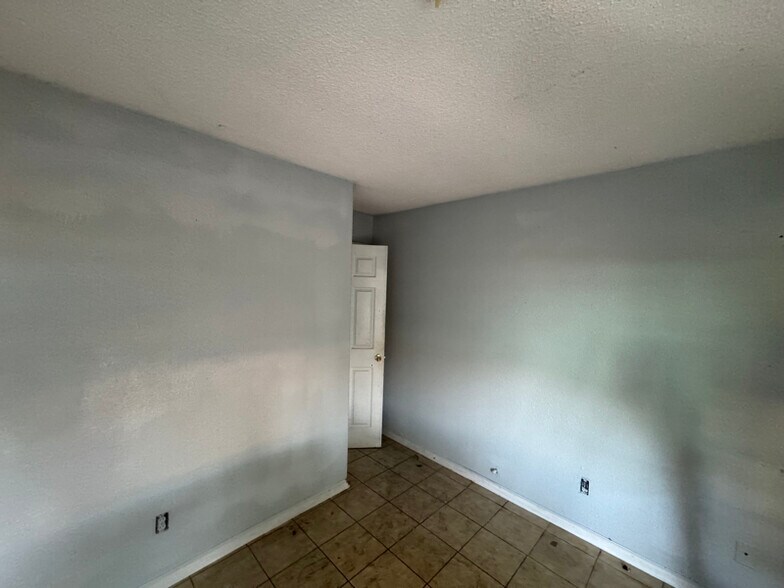 Building Photo - 811 E Ave D