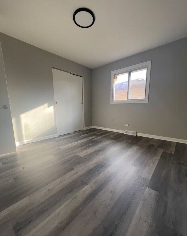 Building Photo - Beautiful and spacious 3 Bedroom 1 Bath House in Calumet City, IL MUST SEE