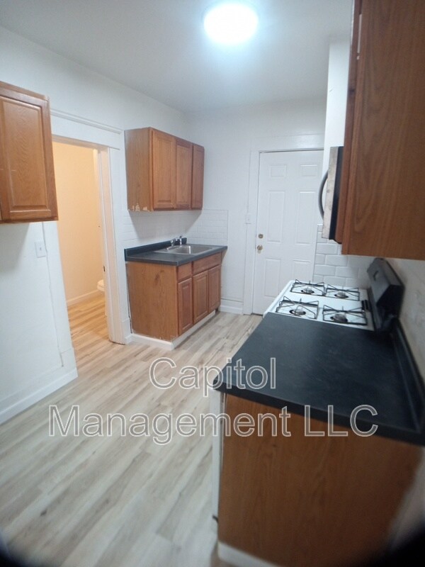 Building Photo - 220 W Lapeer St