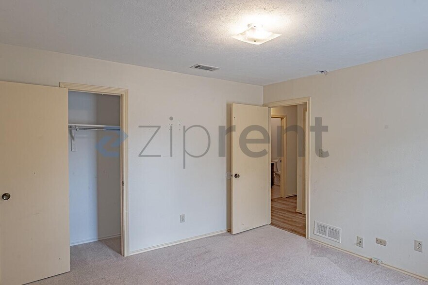 Building Photo - Unit