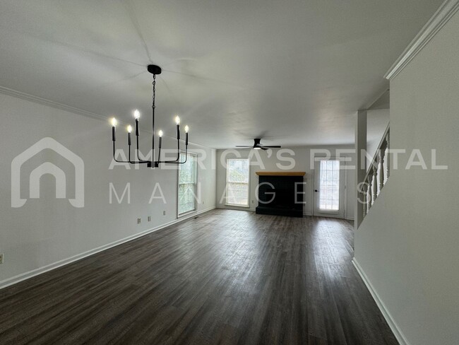 Building Photo - Home available in Homewood! Available to V...