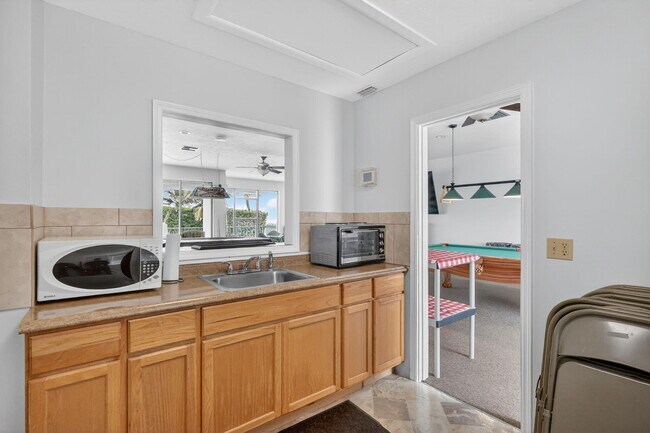 Building Photo - 9940 S Ocean Dr