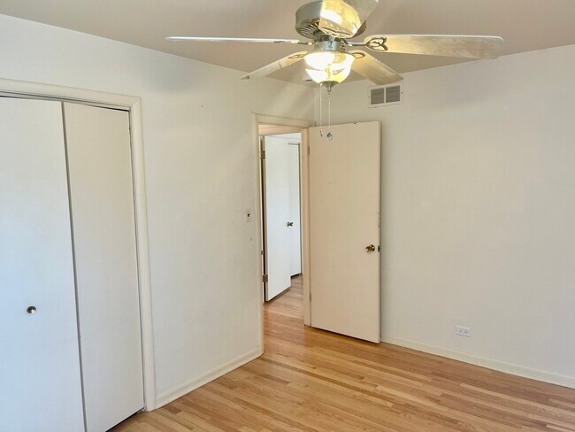 Building Photo - 4825 Sherwin Ave