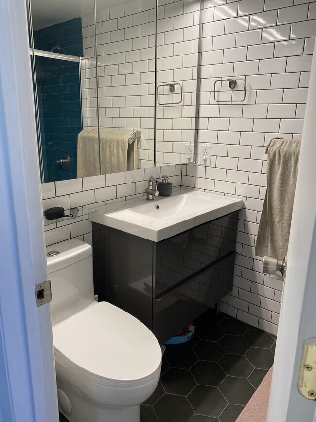 Building Photo - 136 Lance Ln