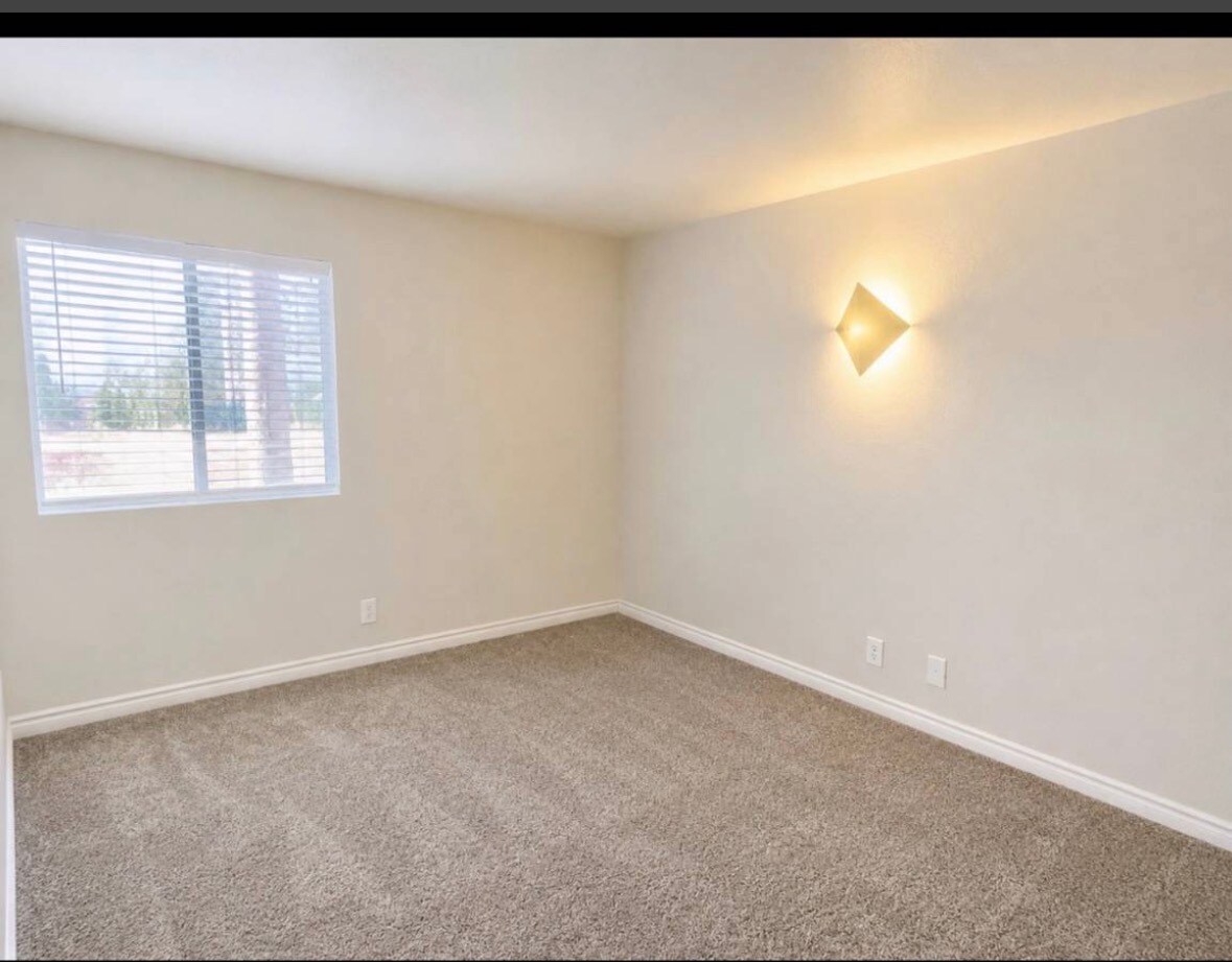 Building Photo - 5260 River Glen Dr