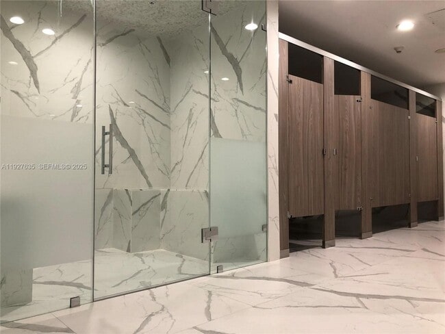 Building Photo - 601 NE 36th St