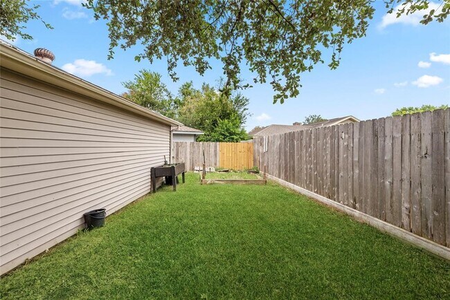 Building Photo - 2219 Briarview Dr