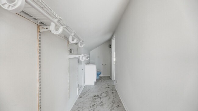 Building Photo - 3 bedroom White Oak home available NOW!