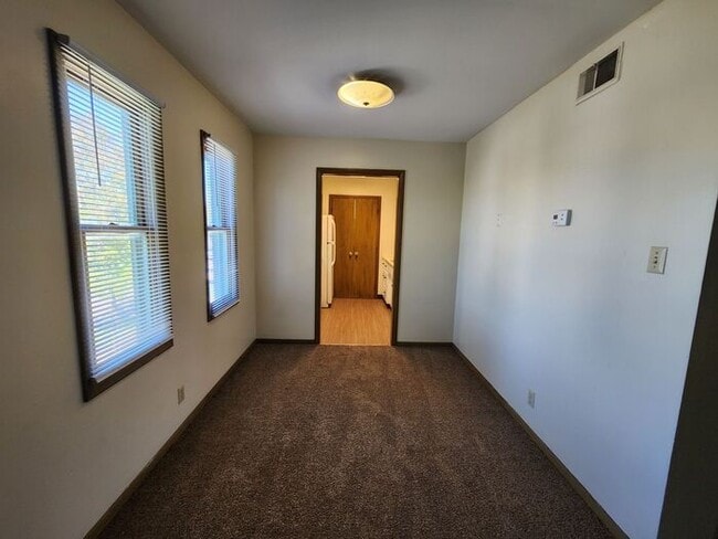 Building Photo - 1 Bedroom Apartment-Upper Apartment