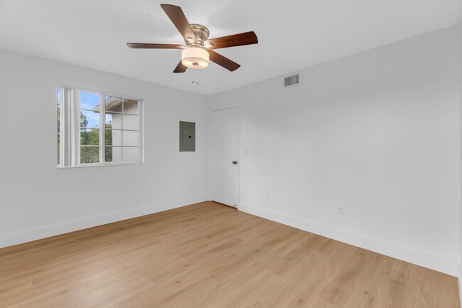 Building Photo - 400 Crestwood Ct N