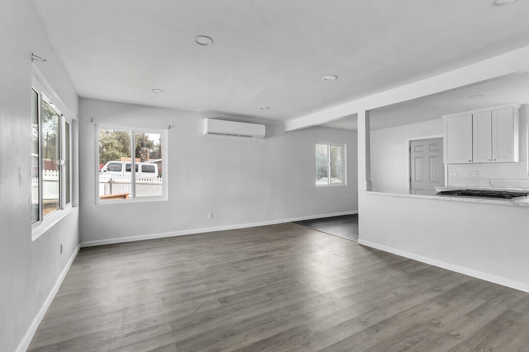 Building Photo - 1222 Willowside Ter