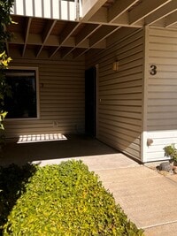 Building Photo - Close to Downtown Prescott!!