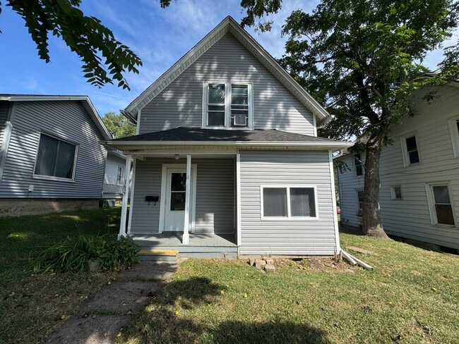 Primary Photo - Available Now! 4 Bedroom Moline Rental, Pe...