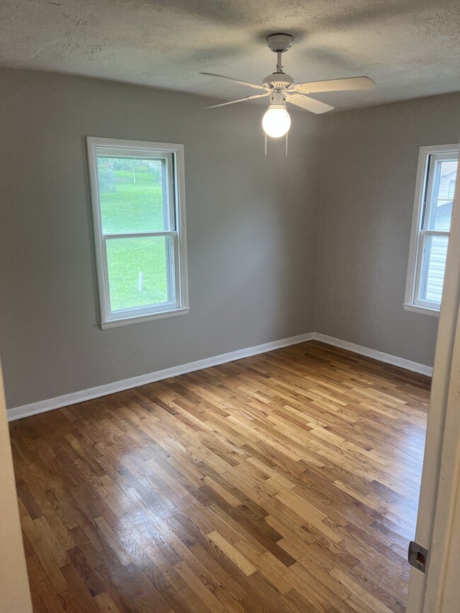 Building Photo - 212 W 5th St