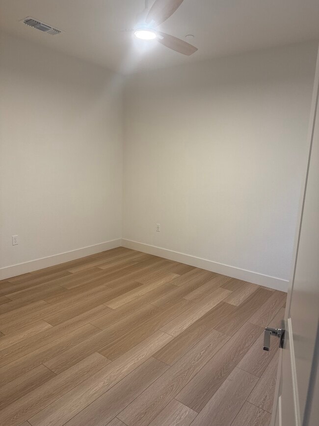 Building Photo - 5545 Oberon Ave