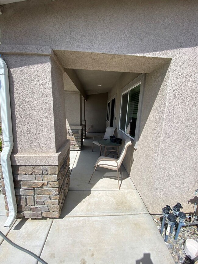 Building Photo - 4 Bed 2 Bath Home in NE Bakersfield!