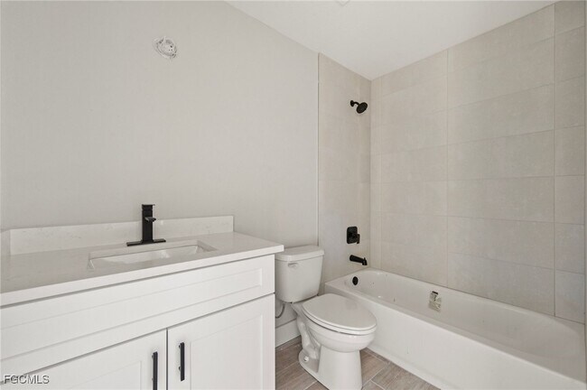 Building Photo - 1422 NE 19th Pl