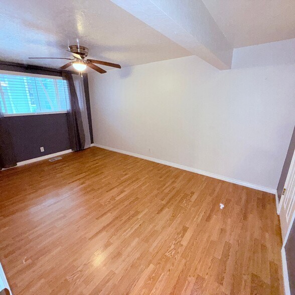 Building Photo - 886 Maple Crest Ct