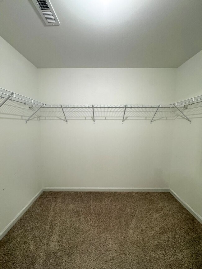 Building Photo - Spacious 4 Bed 2.5 Bath Home with Flex Rooms